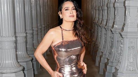 Salma Hayek turned up the heat posing nude in stunning。